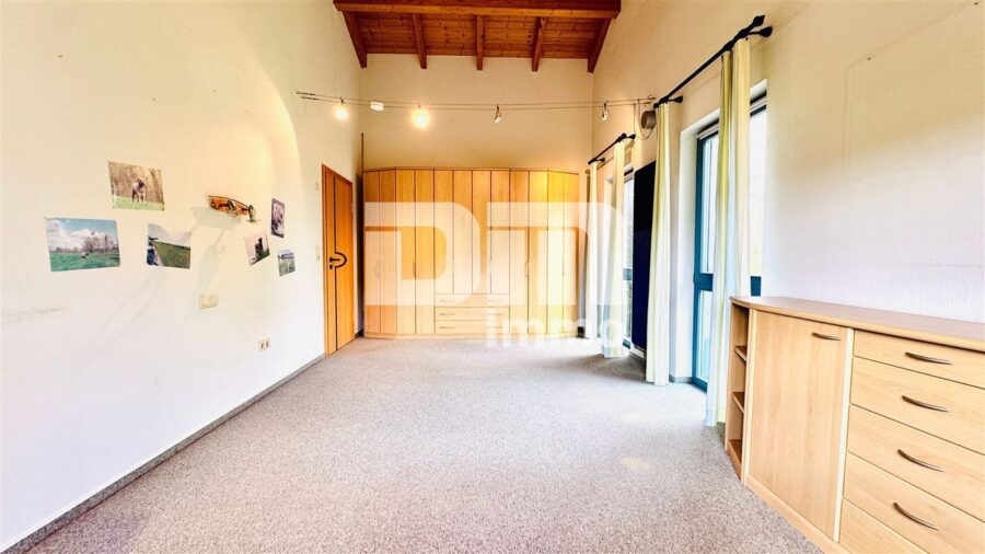 Zwei hochwertige Premium Doppelhaushälften im Paket auf großem Gewerbegrundstück - Haus 2 DG Schlafzimmer groß